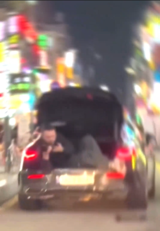 안산서 달리는 승용차 트렁크에 누워 ...