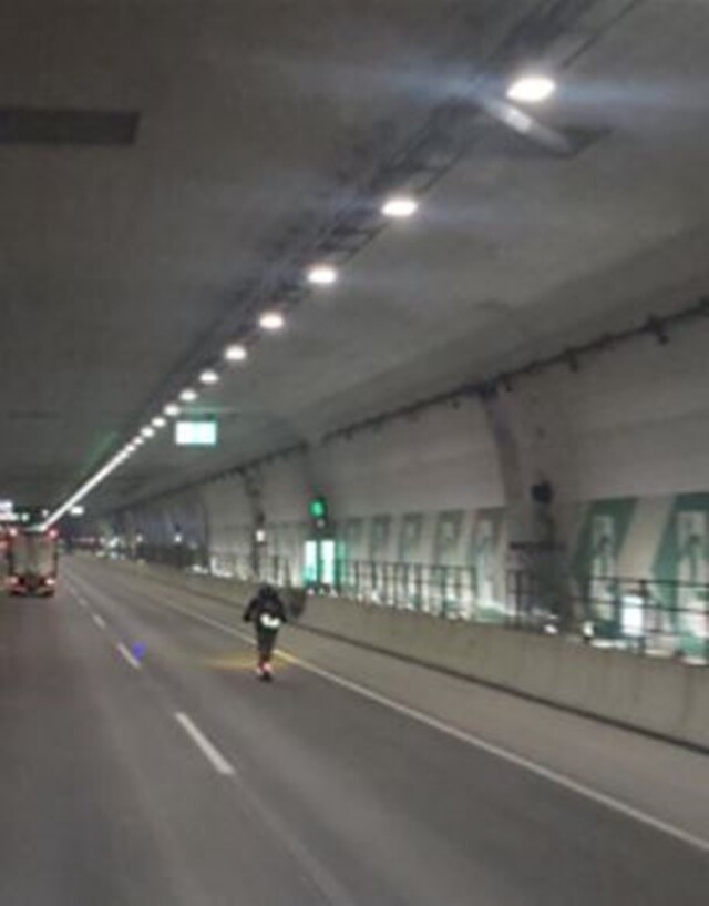 경부고속도로 지하터널에 킥보드 출현 ...