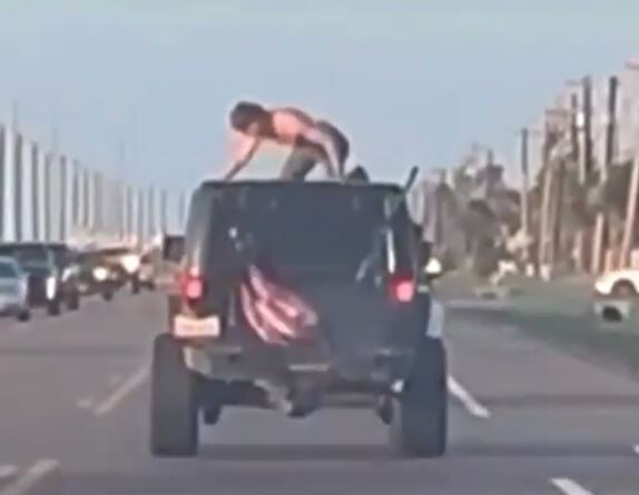 정신 나간 미 대학생...달리는 지프...