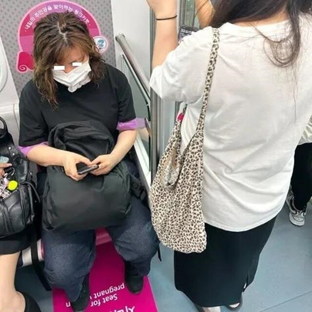 임산부석 앉은 50대 여성에게 양보 ...