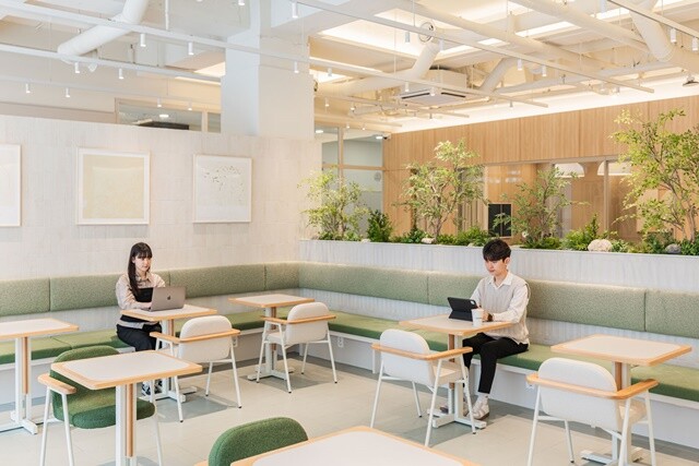 패스트파이브, 문학 작가 350명에 ...